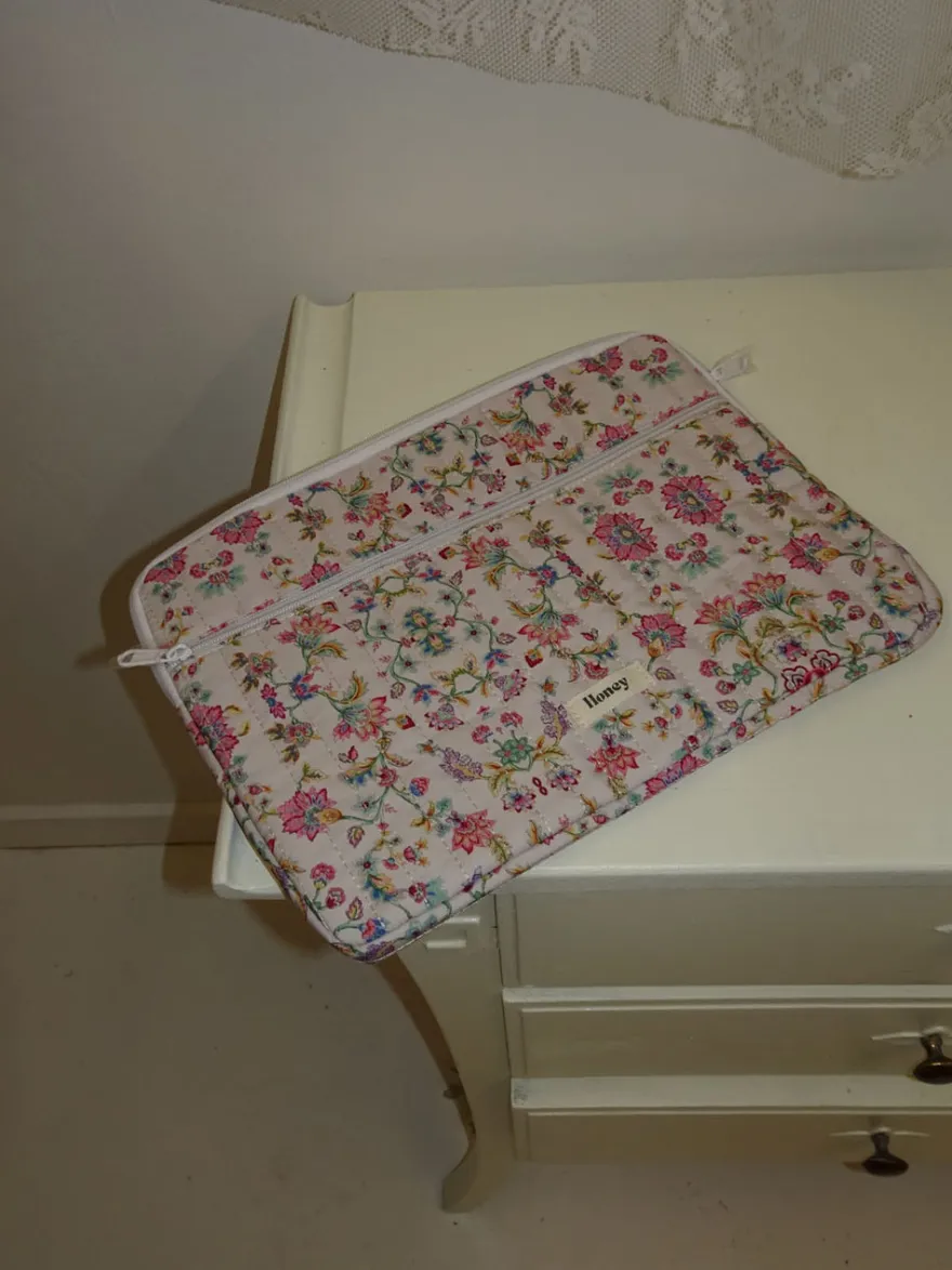Design By Si Honey computer sleeve - Off white med blomster