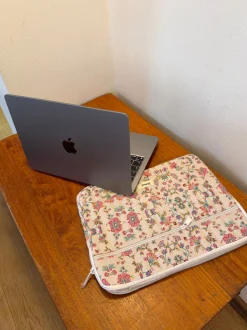 Design By Si Honey computer sleeve - Off white med blomster