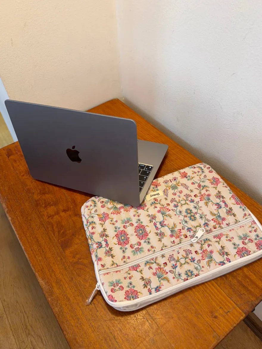Design By Si Honey computer sleeve - Off white med blomster