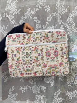 Design By Si Honey computer sleeve - Off white med blomster