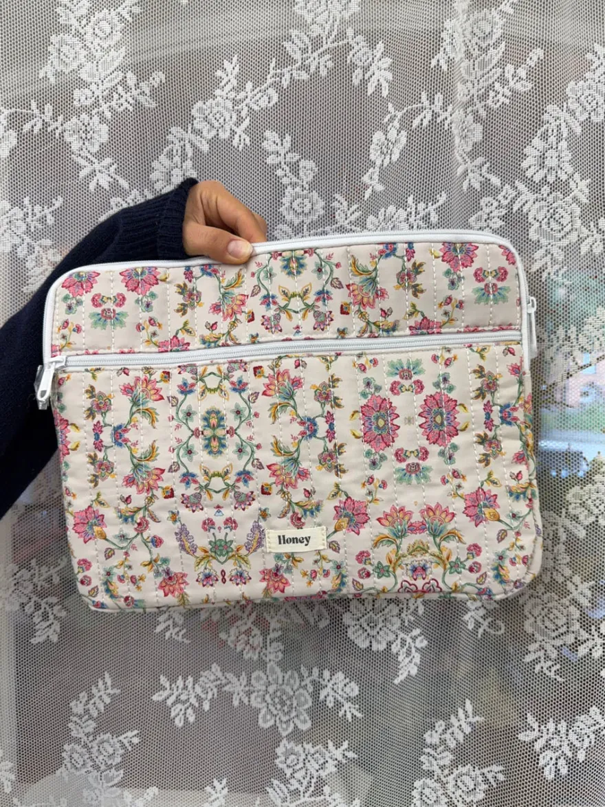 Design By Si Honey computer sleeve - Off white med blomster