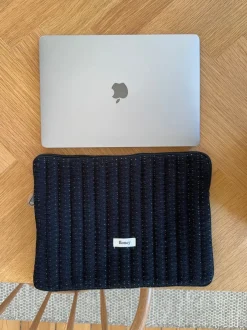 Design By Si Honey computer sleeve - Sort med hvide prikker Online