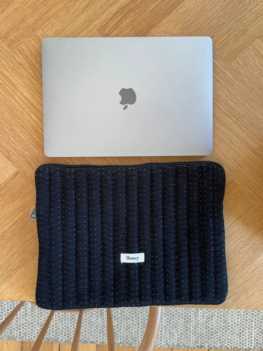 Design By Si Honey computer sleeve - Sort med hvide prikker Online