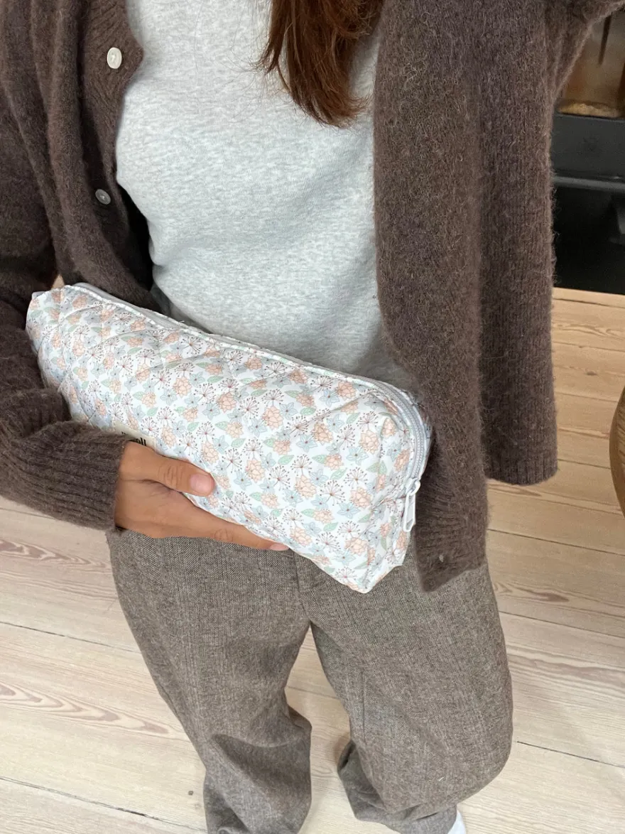 Design By Si Honey Dyson sleeve - Hvid med blå, grønne og orange blomster Online