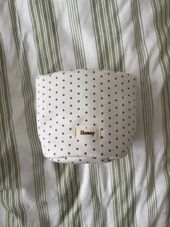 Design By Si Honey lille opbevaring med prikker - Hvid/blå Hot