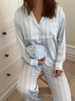 Design By Si Honey lille toilettake - Blå/hvide striber med kirsebær New