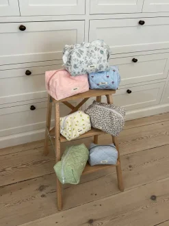 Design By Si Honey lille toilettake - Blå/hvide striber med kirsebær New