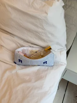 Design By Si Honey lille toilettaske - Hvid/lyseblå striber med blå sløjfer