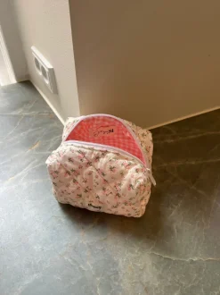 Design By Si Honey lille toilettaske - Hvid med lyserøde blomster Outlet