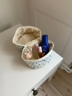 Design By Si Honey lille toilettaske - Hvid med forskellige blomster Best