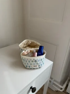 Design By Si Honey lille toilettaske - Hvid med forskellige blomster Best