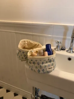 Design By Si Honey lille toilettaske - Hvid med forskellige blomster Best