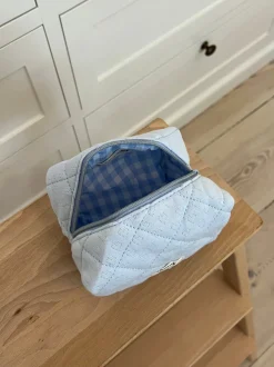 Design By Si Honey lille toilettaske - Lyseblå med broderede hjerter