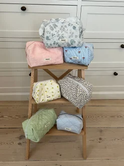 Design By Si Honey lille toilettaske - Lyseblå med broderede hjerter