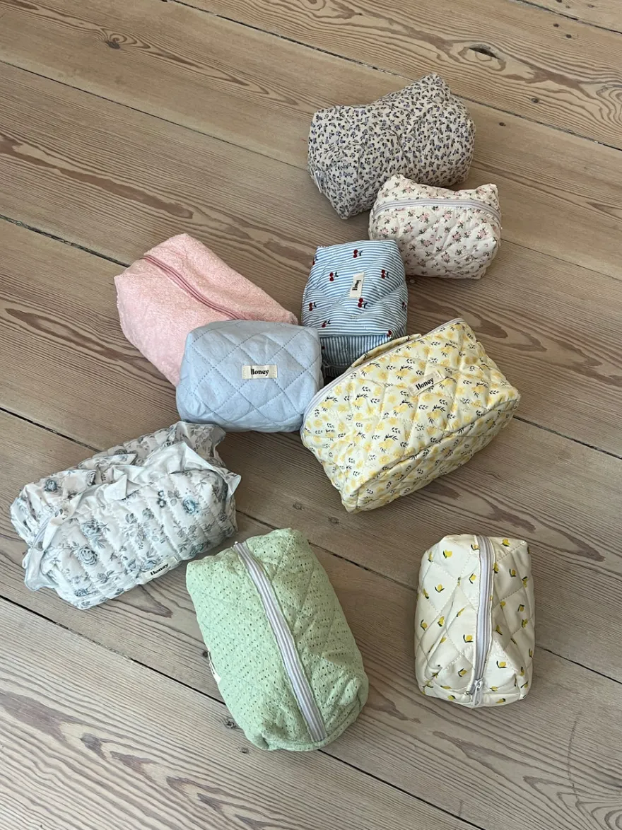 Design By Si Honey lille toilettaske - Lyseblå med broderede hjerter