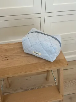 Design By Si Honey lille toilettaske - Lyseblå med broderede hjerter