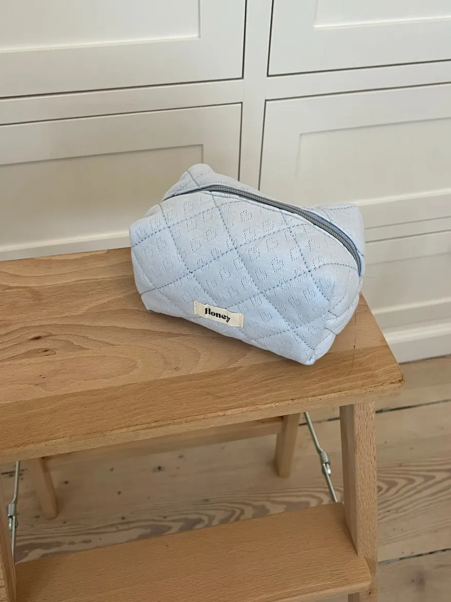 Design By Si Honey lille toilettaske - Lyseblå med broderede hjerter