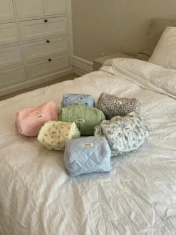 Design By Si Honey lille toilettaske - Lyseblå med broderede hjerter