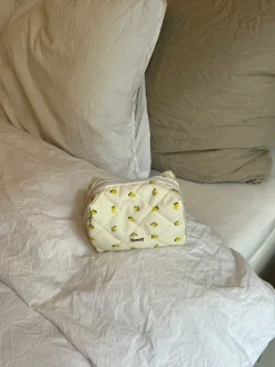 Design By Si Honey lille toilettaske - Lys gul med citroner New