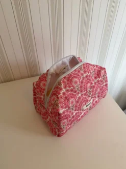 Design By Si Honey lille toilettaske med blomster - Pink Clearance