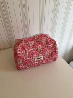 Design By Si Honey lille toilettaske med blomster - Pink Clearance