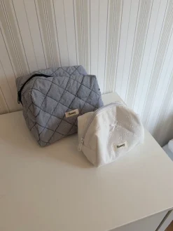 Design By Si Honey lille toilettaske med broderi - Hvid Clearance