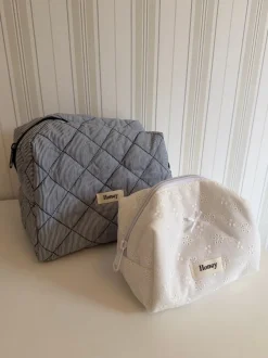 Design By Si Honey lille toilettaske med broderi - Hvid Clearance