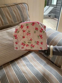Design By Si Honey lille toilettaske med jordbær - Lyserød Outlet