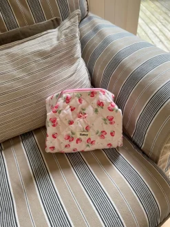 Design By Si Honey lille toilettaske med jordbær - Lyserød Outlet