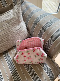 Design By Si Honey lille toilettaske med jordbær - Lyserød Outlet