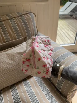 Design By Si Honey lille toilettaske med jordbær - Lyserød Outlet