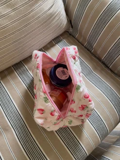 Design By Si Honey lille toilettaske med jordbær - Lyserød Outlet