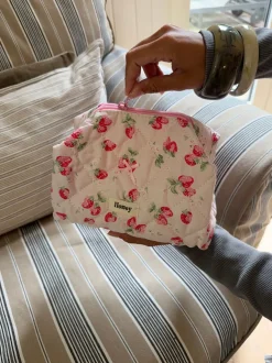Design By Si Honey lille toilettaske med jordbær - Lyserød Outlet