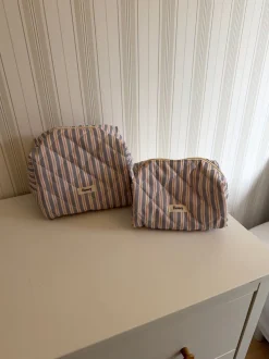 Design By Si Honey lille toilettaske med striber - Blå/hvid/rød Outlet