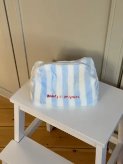 Design By Si Honey lille toilettaske med striber - Hvid/blå Hot