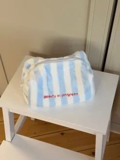 Design By Si Honey lille toilettaske med striber - Hvid/blå Hot