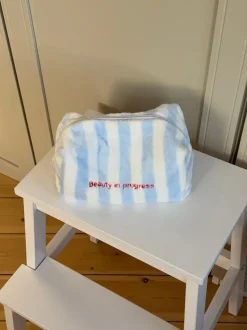Design By Si Honey lille toilettaske med striber - Hvid/blå Hot