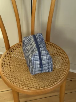 Design By Si Honey lille toilettaske med tern - Blå Sale