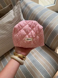 Design By Si Honey lille toilettaske - Pink med små blomster Online