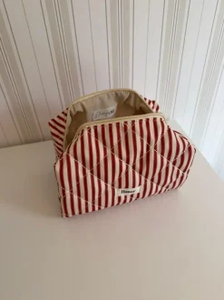 Design By Si Honey lille toilettaske - Striber i rød/beige Sale