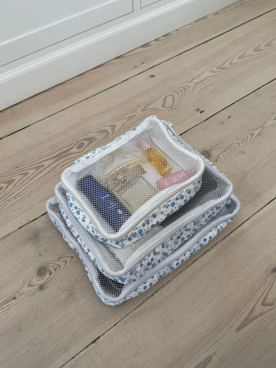 Design By Si Honey packing cubes - Hvid med blå blomster Best
