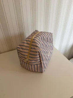 Design By Si Honey stor toilettaske - Blå med striber i hvid/rød Hot