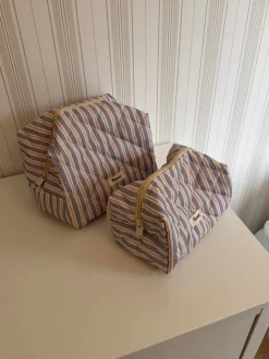 Design By Si Honey stor toilettaske - Blå med striber i hvid/rød Hot