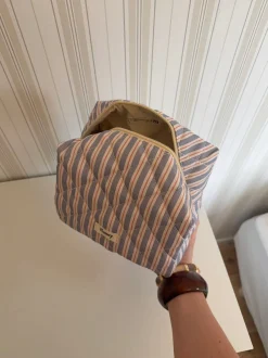 Design By Si Honey stor toilettaske - Blå med striber i hvid/rød Hot