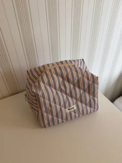 Design By Si Honey stor toilettaske - Blå med striber i hvid/rød Hot