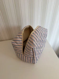 Design By Si Honey stor toilettaske - Blå med striber i hvid/rød Hot