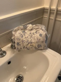 Design By Si Honey stor toilettaske - Hvid/blå med flæser Outlet
