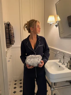 Design By Si Honey stor toilettaske - Hvid/blå med flæser Outlet
