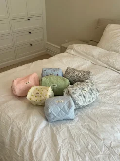 Design By Si Honey stor toilettaske - Hvid/blå med flæser Outlet