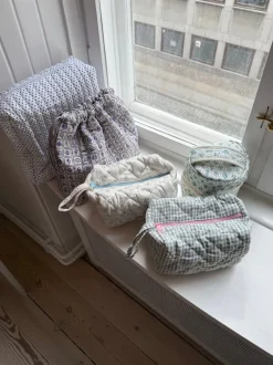 Design By Si Honey stor toilettaske - Hvid med polka prikker Hot